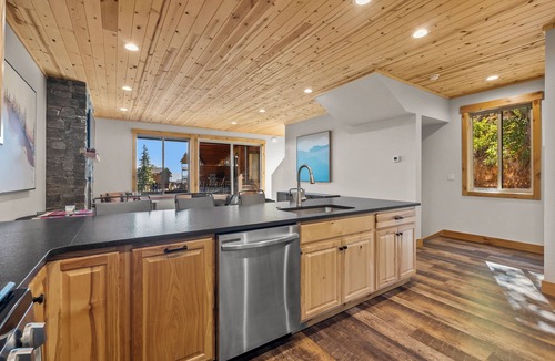 Sandpoint Ski Chalet | Modrn Lux Ski Chalet Deck Views Fireplace Skiing