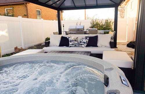 Sugar House House | MONTHLY RATE+Spacious Sugarhouse 5bd 3bth Home+Fully Fenced Yard+Pets+Hot Tub!