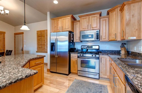 Bear Hollow Village Condo | Moose Mgmt at Bear Hollow 3307 Scenic View-King Bed-AC-Fans-Pool-Dogs Welcome