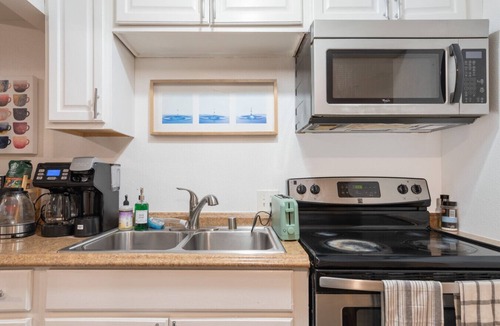 Shoreline House | Morden 3BR house, w/firepit, A/C, Pets, King beds