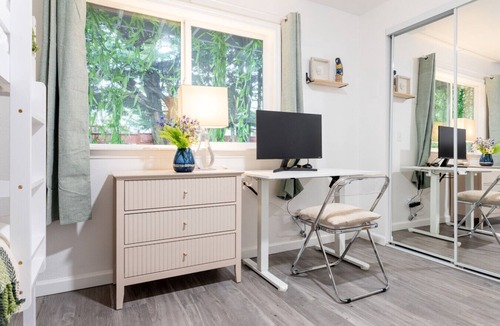 Shoreline House | Morden 3BR house, w/firepit, A/C, Pets, King beds
