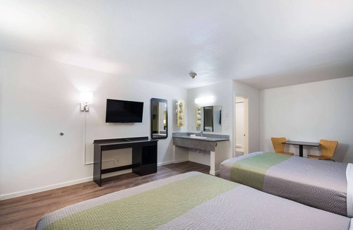 Burlington Hotel | Motel 6 Burlington, WA