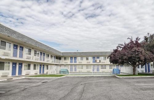 Coeur d'Alene Hotel | Motel 6-Coeur D'Alene, ID