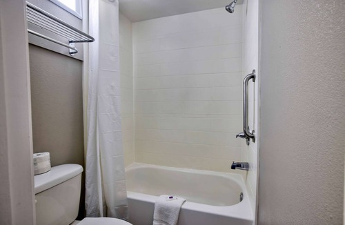 Tougaloo Hotel | Motel 6 Jackson, MS