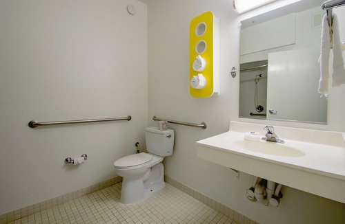 East Columbia Hotel | Motel 6 Portland, OR - I-5