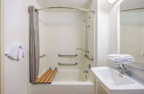 SeaTac Hotel | Motel 6 Seattle, WA - Sea-Tac Airport South