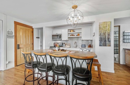 Bend Condo | Mount Bachelor Ski Condo w/Hot Tub & Pool Sleeps 6