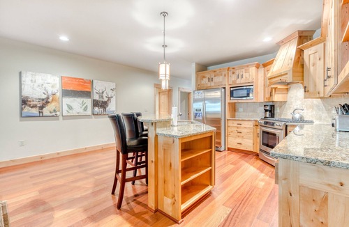 Government Camp Condo | Mountain condo w/gas fireplace, shared pool, hot tub, sauna & easy ski access