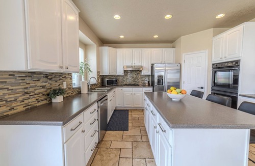 Heber House | Mountain Home- Sleeps 16- Hot tub, Views, Pickleball, Family Friendly