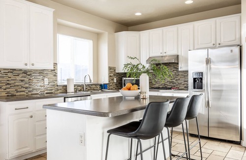Heber House | Mountain Home- Sleeps 16- Hot tub, Views, Pickleball, Family Friendly