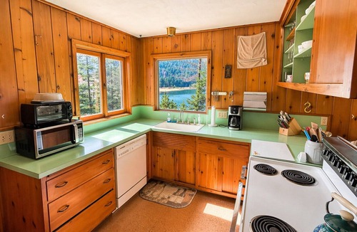 Joseph House | Mountain Lake Retreat w/Deck and Spa