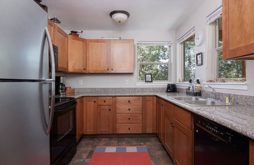 Sage Hen Condo | Mountain Laurel Condo: Porch Views, AC, Close to Music on Main