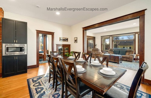 Sandy House | Mountain Manor in Sandy| HotTub |3KingBeds| MtHood