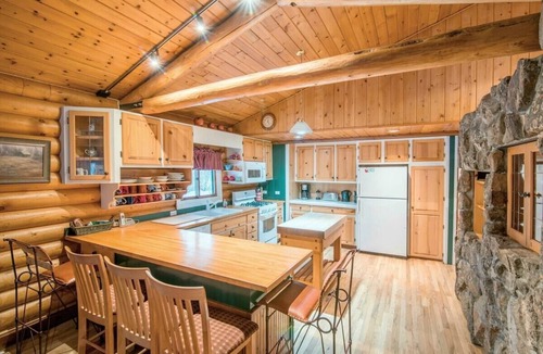 Driggs House | Mountain Meadow Haven ⁓ Hot Tub ⁓ Heated Garage
