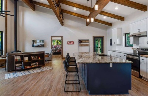Sandpoint House | Mountain Modern Retreat | Sleeps 6 | Pet Friendly