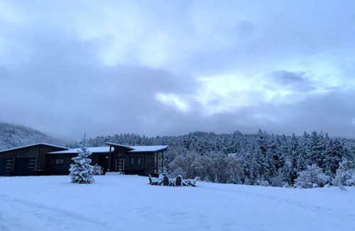Victor House | Mountain Modern Retreat w/Hot Tub