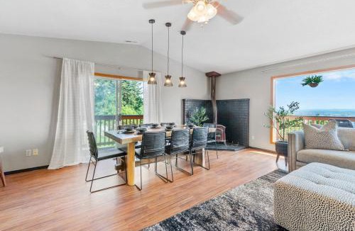 Northwest Portland Apartment | Mountain & River View - Spacious - Modern Home!