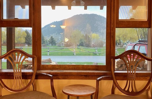 Jackson House | Mountain view 4 BR w/two decks, fenced backyard, and wood-burning fireplace