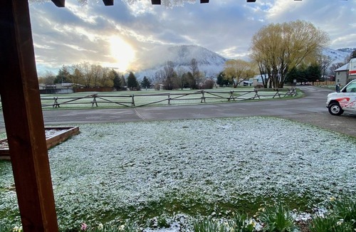 Jackson House | Mountain view 4 BR w/two decks, fenced backyard, and wood-burning fireplace
