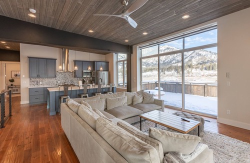 Alpine Northwest Condo | Mountain View Airpark Condo with Spacious Deck and Large Hangar near Jackson WY
