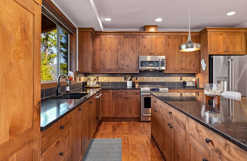 Cle Elum House | Mountain-view house with hot tub, chef's kitchen, fireplace, and home office