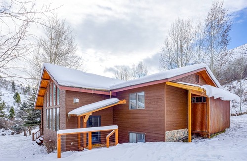 Hoback Junction House | Mountain-view lodge with fireplace, grill & jetted tub - drive to town/slopes