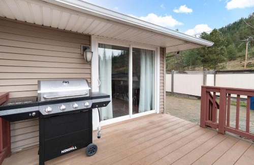 Coeur d'Alene House | Mountain View Pet Retreat Near Downtown Fenced