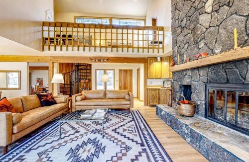 Black Butte Ranch House | Mountain-view ranch house with fireplace W&D central AC & bikes - dog-friendly