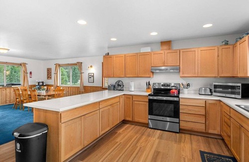Leavenworth House | Mountain View Retreat with Two Large Hot Tubs!