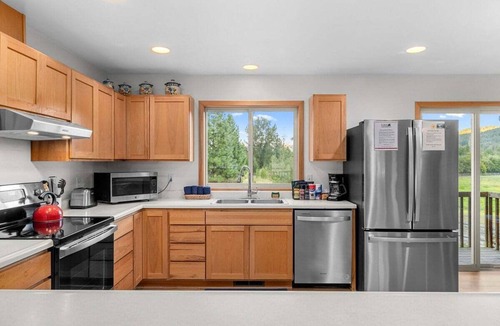 Leavenworth House | Mountain View Retreat with Two Large Hot Tubs!