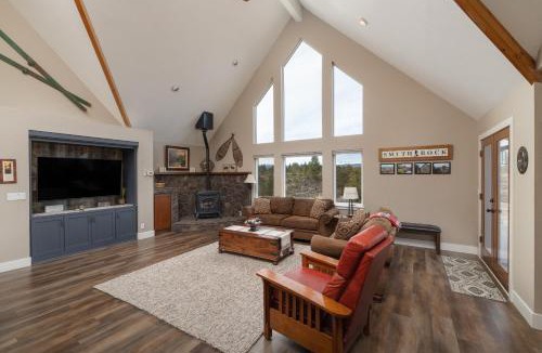 Deschutes River Woods House | Mountain View Retreat - 3Bed - 25 Bath on 17acres