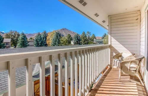 Hailey Condo | Mountain view townhome w/ patio, kitchen - 2 miles from Hailey