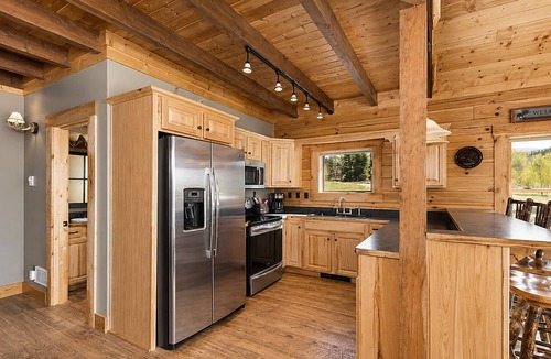 West Yellowstone Cabin | Mountain View Lodge+WiFi+AC+7MilestoYNP