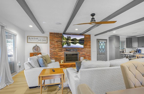 North Ogden House | Mountain View’s, Cal king bed, 3 queen bd Designed for Comfort, all on one level