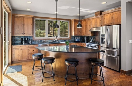 Cle Elum House | Mountain Views! Hot Tub/GameRm/Summer Pool Access & 1PM In/Out