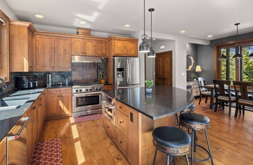 Cle Elum House | Mountain Views! Hot Tub/GameRm/Summer Pool Access & 1PM In/Out