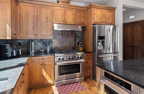 Cle Elum House | Mountain Views! Hot Tub/GameRm/Summer Pool Access & 1PM In/Out