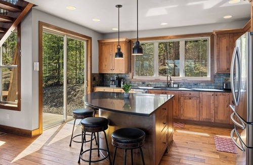 Cle Elum House | Mountain Views! Hot Tub/GameRm/Summer Pool Access & 1PM In/Out