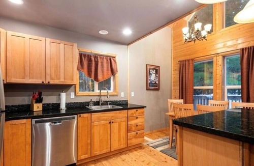 Glacier Cabin | Mt. Baker Cabin in Snowline - Glacier WA. NEW hot tub and cabin is dog friendly!