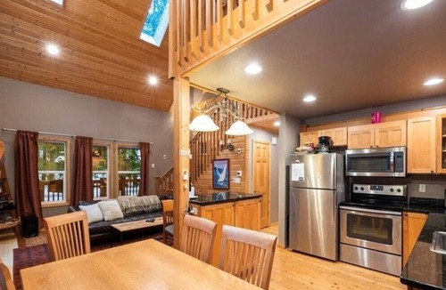 Glacier Cabin | Mt. Baker Cabin in Snowline - Glacier WA. NEW hot tub and cabin is dog friendly!