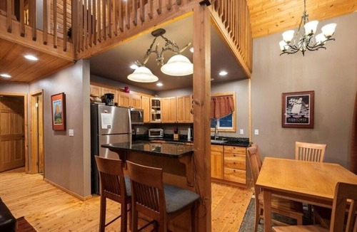 Glacier Cabin | Mt. Baker Cabin in Snowline - Glacier WA. NEW hot tub and cabin is dog friendly!