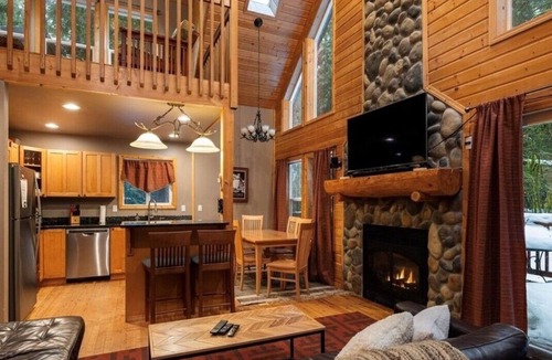 Glacier Cabin | Mt. Baker Cabin in Snowline - Glacier WA. NEW hot tub and cabin is dog friendly!