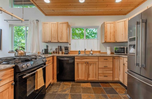 Warnick Cabin | Mt Baker Cabin w/Private Hot Tub & Deck