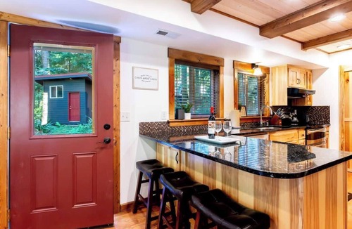 Glacier House | Mt Baker Family Cabin-Hot Tub-Bunk Room & More