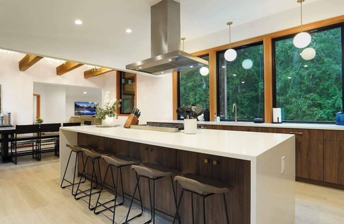 Glacier House | Mt Baker Luxe Chalet: Hot Tub, King Suites, Pet Friendly