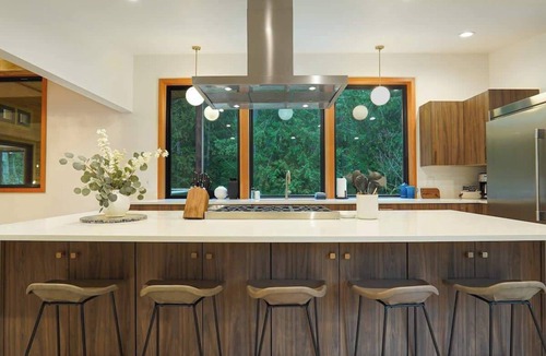 Glacier House | Mt Baker Luxe Chalet: Hot Tub, King Suites, Pet Friendly