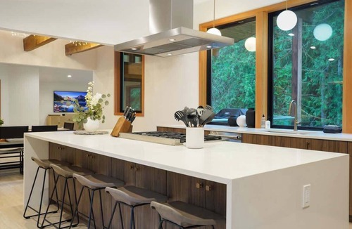 Glacier House | Mt Baker Luxe Chalet: Hot Tub, King Suites, Pet Friendly