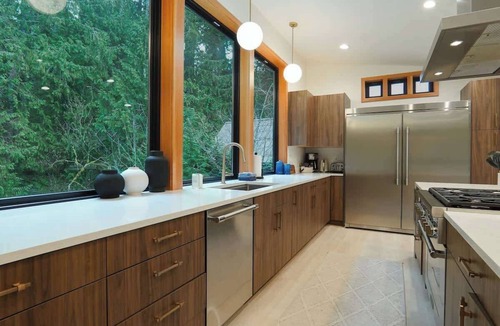 Glacier House | Mt Baker Luxe Chalet: Hot Tub, King Suites, Pet Friendly