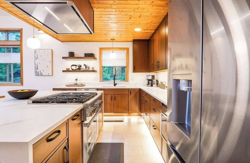 Glacier Ski Chalet | Mt Baker Luxe Chalet | Hot Tub, BBQ& Mtn Views
