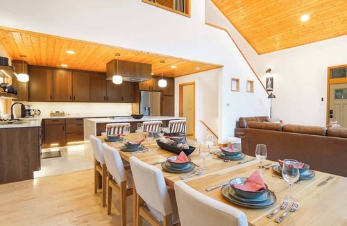 Glacier Ski Chalet | Mt Baker Luxe Chalet | Hot Tub, BBQ& Mtn Views